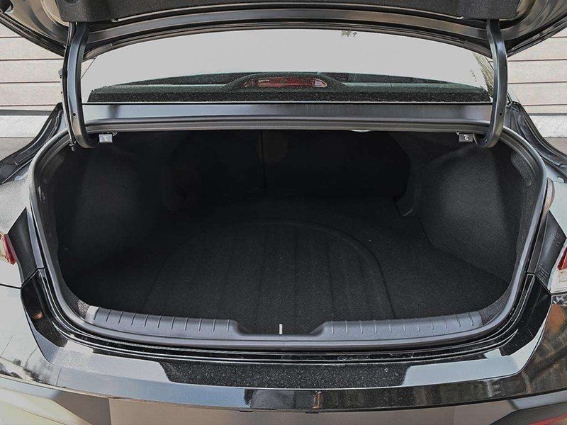 2026 Hyundai Elantra Luxury IVT w/Two-Tone Interior