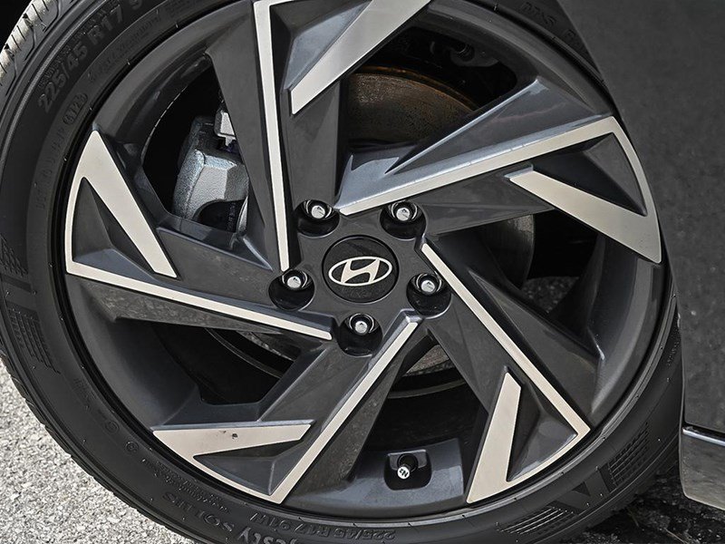 2026 Hyundai Elantra Luxury IVT w/Two-Tone Interior