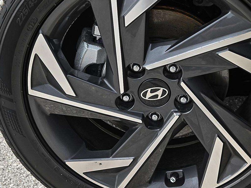 2025 Hyundai Elantra HEV Luxury DCT