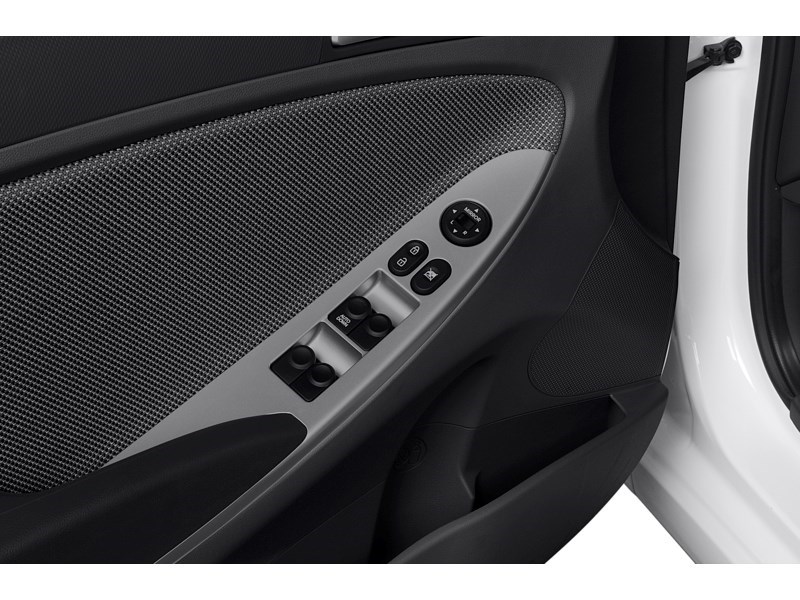 2013 Hyundai Accent 5dr HB Auto GL Exterior Shot 10