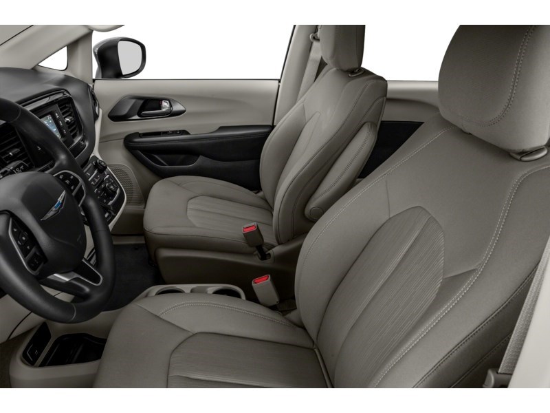2018 Chrysler Pacifica L 2WD Interior Shot 4